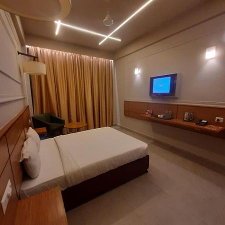 Hotel Polo Max Allahabad Prayagraj Bagian luar foto