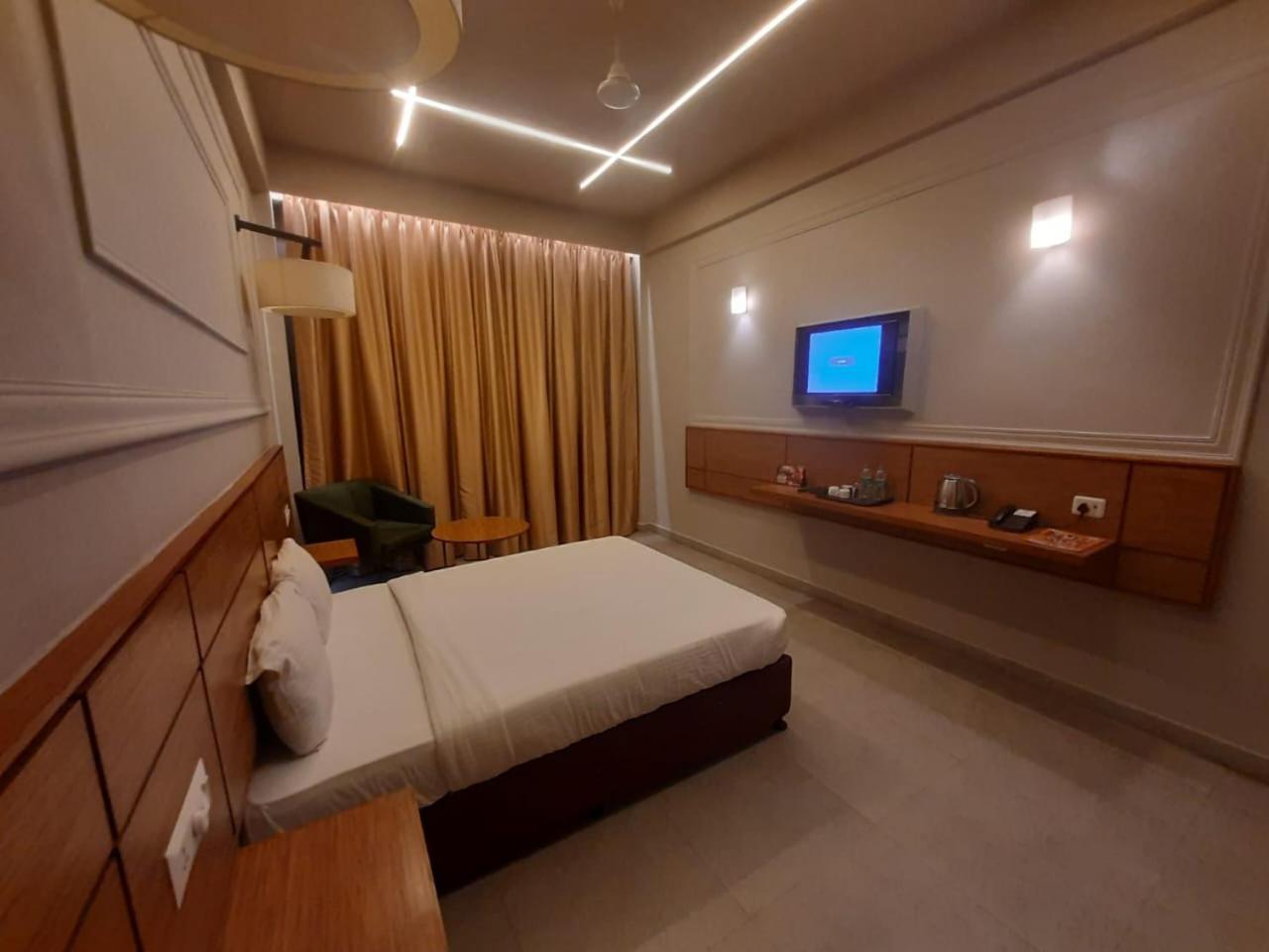 Hotel Polo Max Allahabad Prayagraj Bagian luar foto