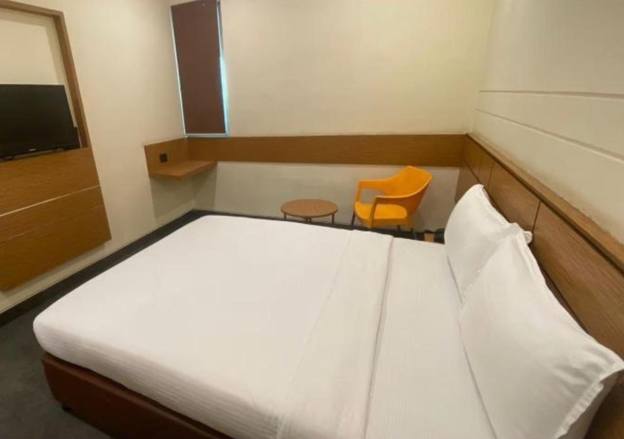 Hotel Polo Max Allahabad Prayagraj Bagian luar foto
