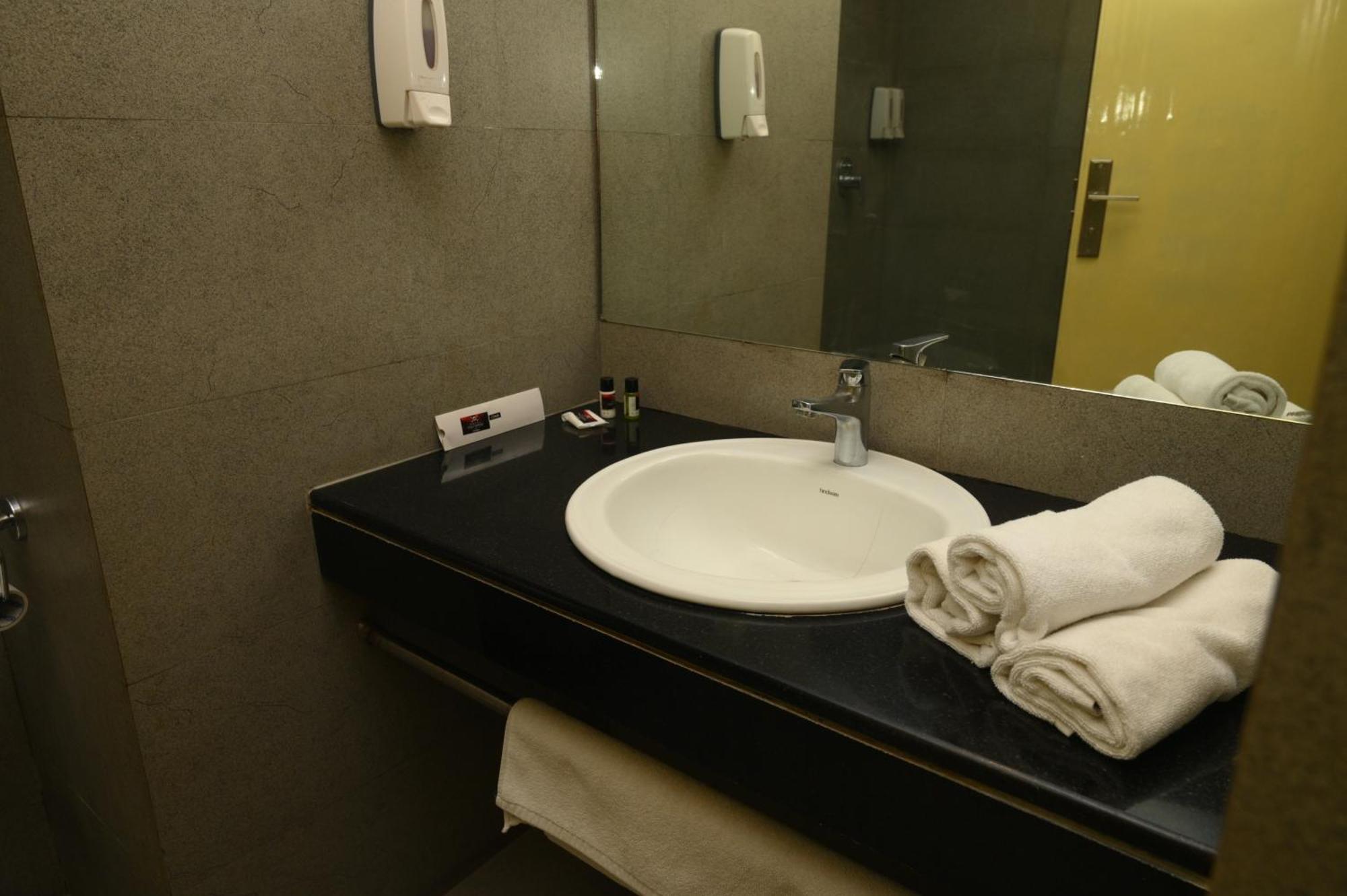 Hotel Polo Max Allahabad Prayagraj Bagian luar foto