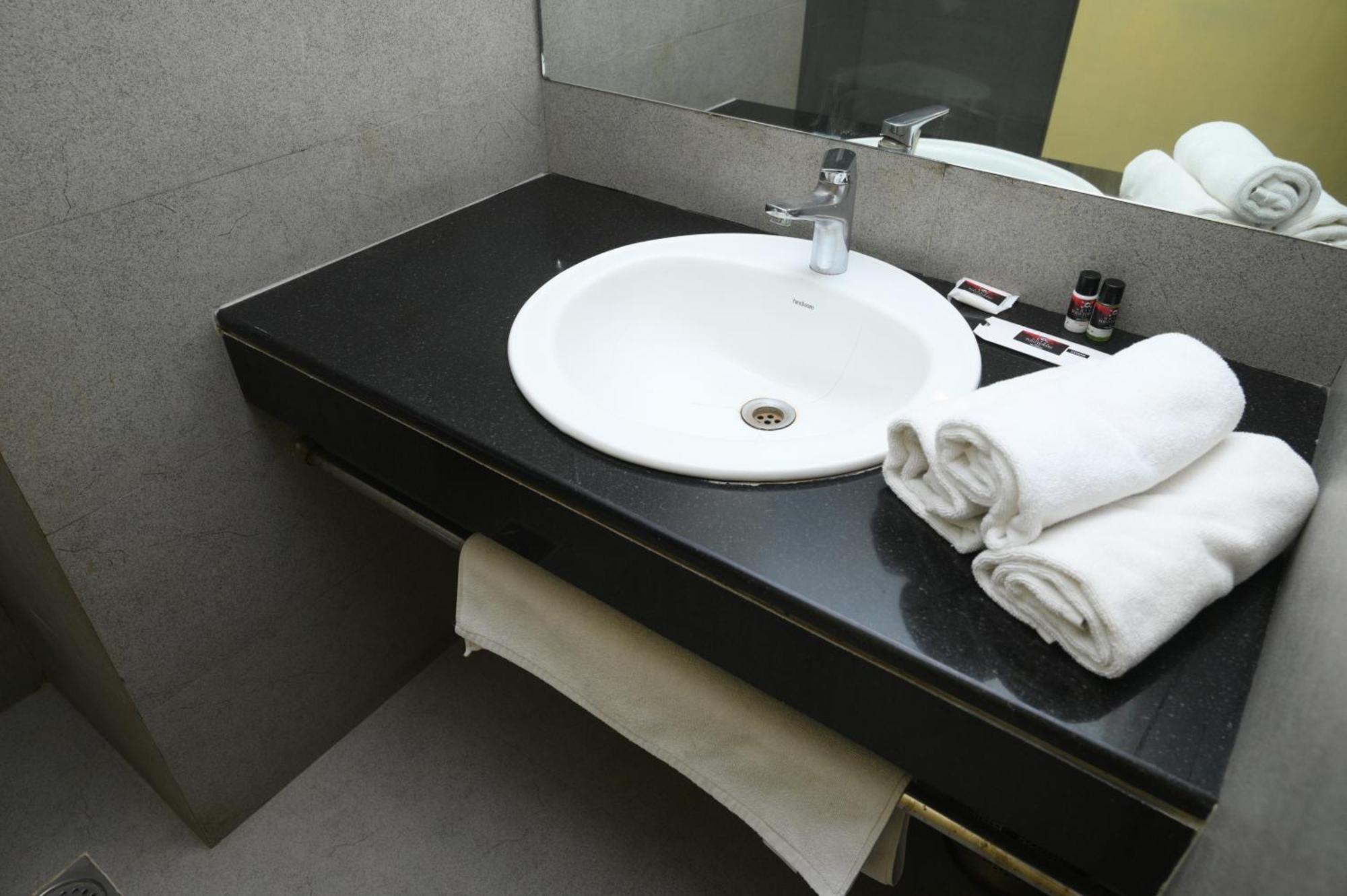 Hotel Polo Max Allahabad Prayagraj Bagian luar foto