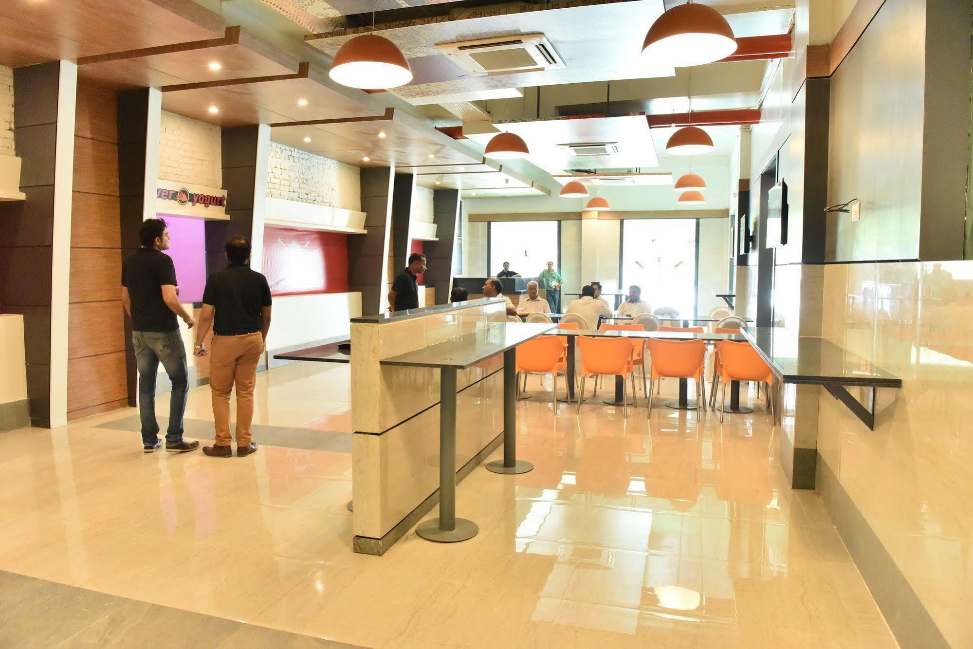Hotel Polo Max Allahabad Prayagraj Bagian luar foto
