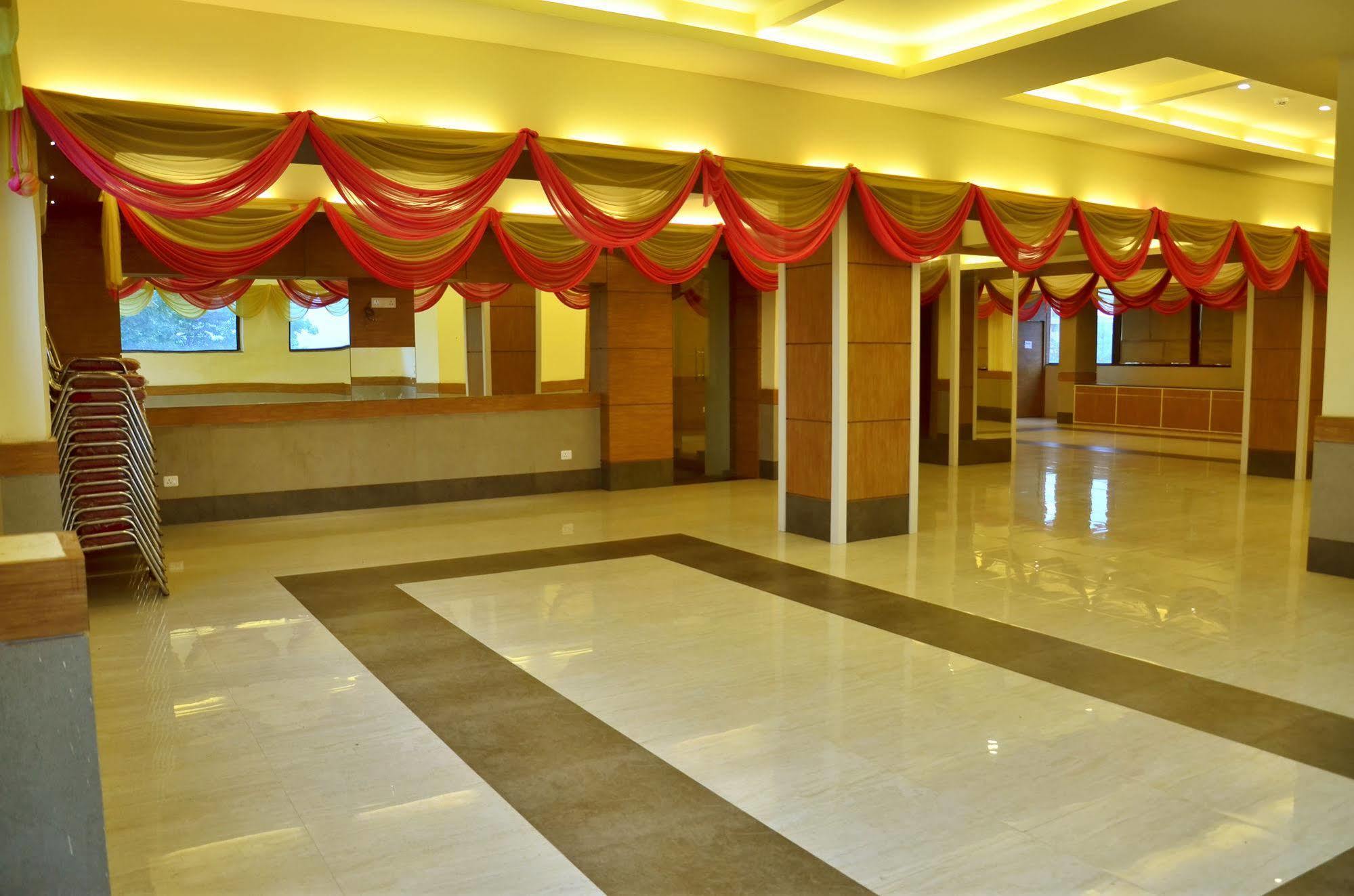 Hotel Polo Max Allahabad Prayagraj Bagian luar foto